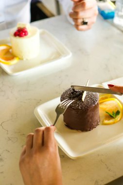 Masada lezzetli bir pasta var.