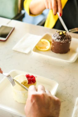 Masada lezzetli bir pasta var.