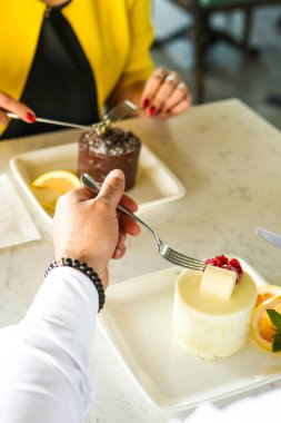 Masada lezzetli bir pasta var.