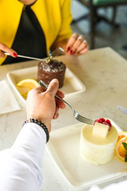 Masada lezzetli bir pasta var.