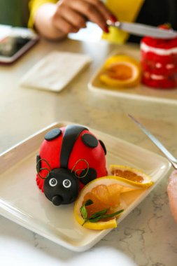 Masada lezzetli bir pasta var.