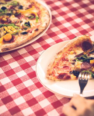 Lezzetli karışık İtalyan pizzası.