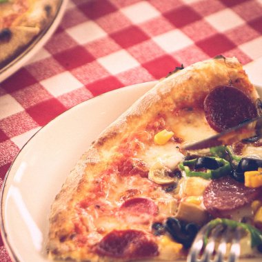 Lezzetli karışık İtalyan pizzası.