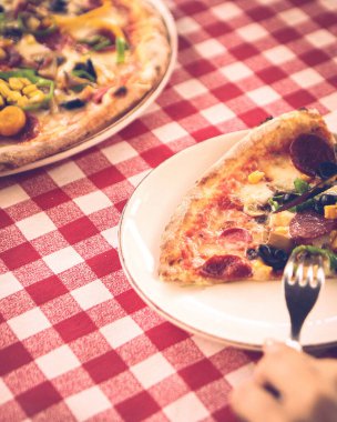 Lezzetli karışık İtalyan pizzası.