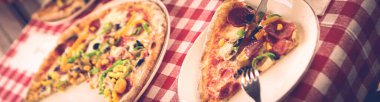 Lezzetli karışık İtalyan pizzası.