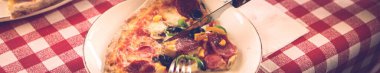Lezzetli karışık İtalyan pizzası.