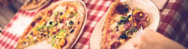 Lezzetli karışık İtalyan pizzası.