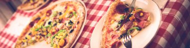 Lezzetli karışık İtalyan pizzası.