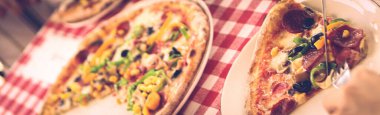 Lezzetli karışık İtalyan pizzası.