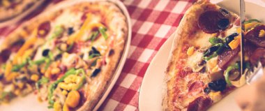 Lezzetli karışık İtalyan pizzası.