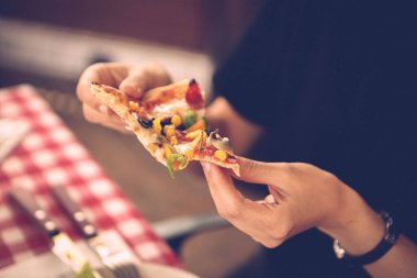 Lezzetli karışık İtalyan pizzası.