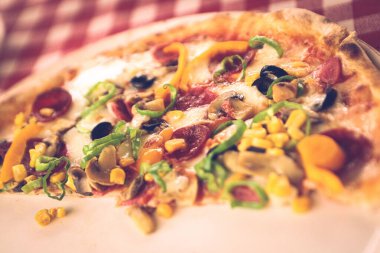 Lezzetli karışık İtalyan pizzası.