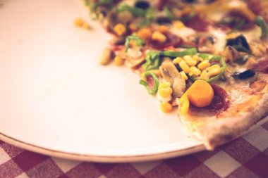 Lezzetli karışık İtalyan pizzası.