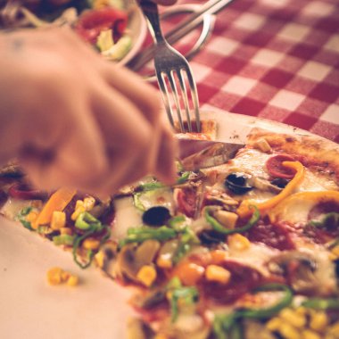 Lezzetli karışık İtalyan pizzası.