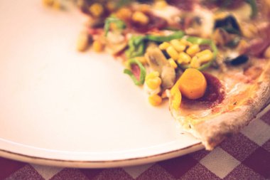 Lezzetli karışık İtalyan pizzası.