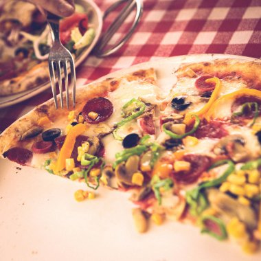 Lezzetli karışık İtalyan pizzası.