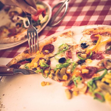 Lezzetli karışık İtalyan pizzası.