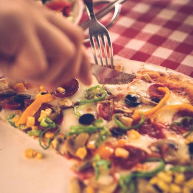 Lezzetli karışık İtalyan pizzası.