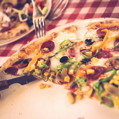 Lezzetli karışık İtalyan pizzası.