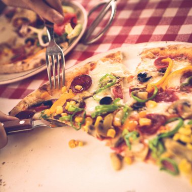 Lezzetli karışık İtalyan pizzası.