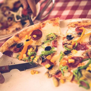 Lezzetli karışık İtalyan pizzası.