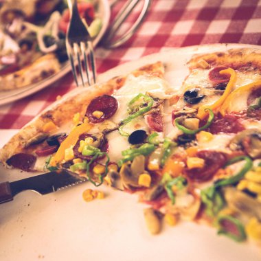 Lezzetli karışık İtalyan pizzası.