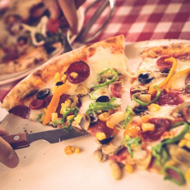 Lezzetli karışık İtalyan pizzası.