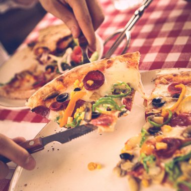Lezzetli karışık İtalyan pizzası.