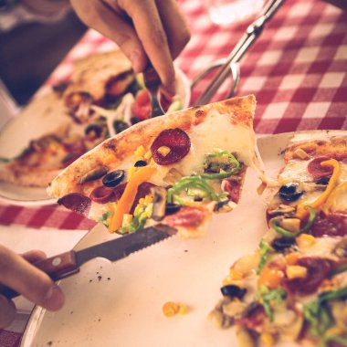 Lezzetli karışık İtalyan pizzası.