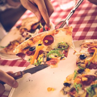 Lezzetli karışık İtalyan pizzası.