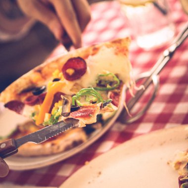 Lezzetli karışık İtalyan pizzası.