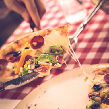 Lezzetli karışık İtalyan pizzası.