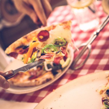 Lezzetli karışık İtalyan pizzası.