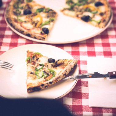 Lezzetli karışık İtalyan pizzası.