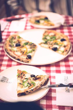Lezzetli karışık İtalyan pizzası.