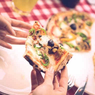 Lezzetli karışık İtalyan pizzası.