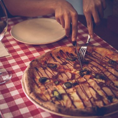 Lezzetli karışık İtalyan pizzası.