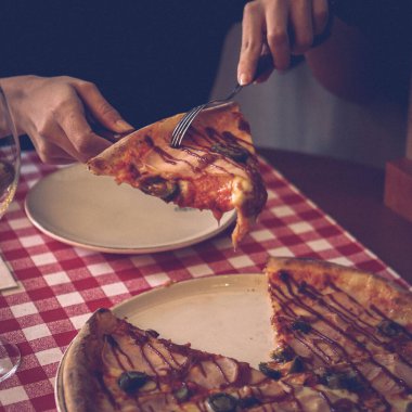 Lezzetli karışık İtalyan pizzası.