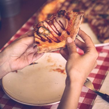 Lezzetli karışık İtalyan pizzası.