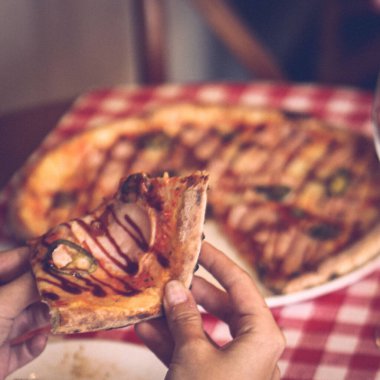 Lezzetli karışık İtalyan pizzası.