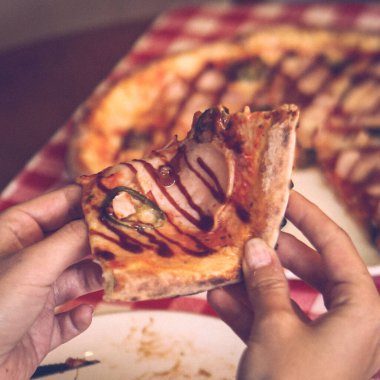 Lezzetli karışık İtalyan pizzası.