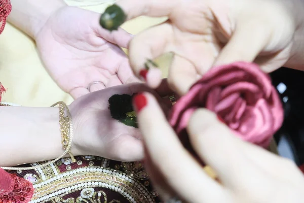 Menyasszony Henna Kezét Henna Éjszakán — Stock Fotó