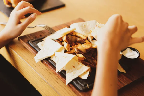 Young Woman Eats Tasty Fresh Indian Meals — Stock Photo, Image