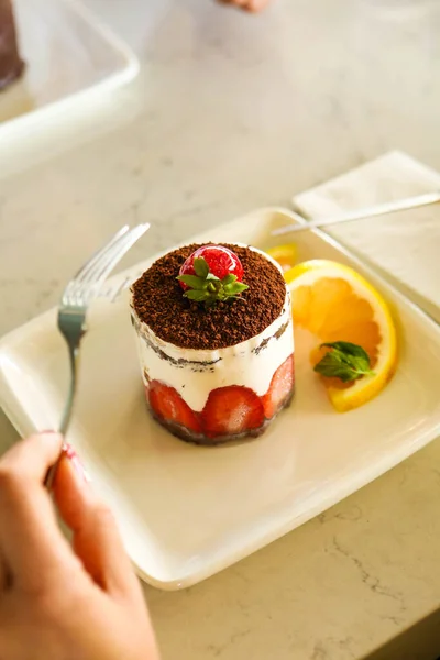 Tabuleiro Com Delicioso Bolo Mesa — Fotografia de Stock