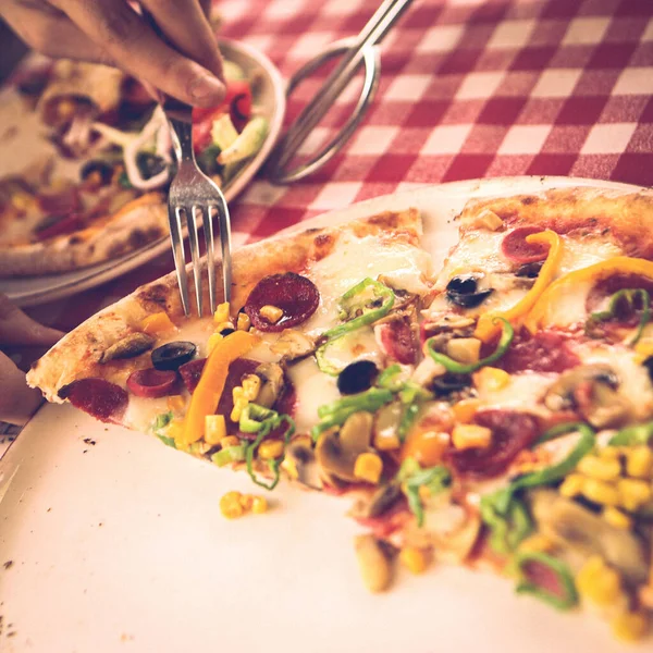 Lezzetli karışık İtalyan pizzası.