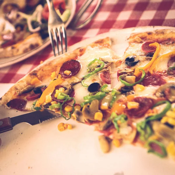 Lezzetli karışık İtalyan pizzası.