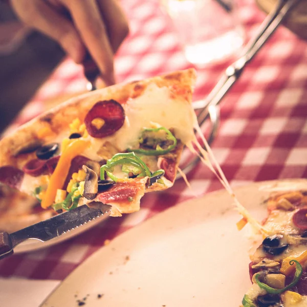 Lezzetli karışık İtalyan pizzası.