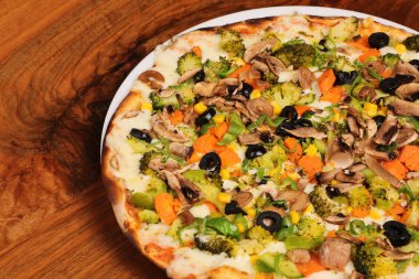 Lezzetli karışık İtalyan pizzası.