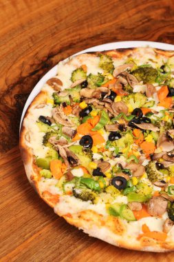 Lezzetli karışık İtalyan pizzası.