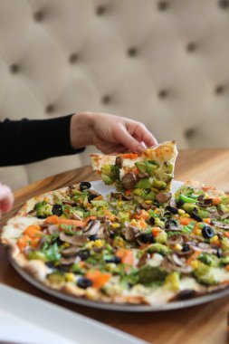 Lezzetli karışık İtalyan pizzası.